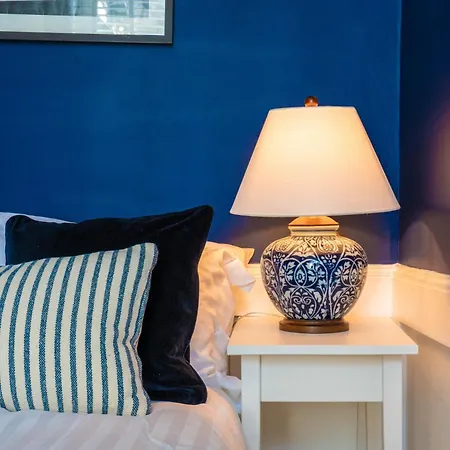 Apartment Dragon Parade -