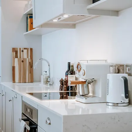 Apartment Dragon Parade - *